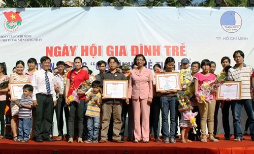 Honneur aux jeunes familles à Ho Chi Minh ville.  - ảnh 1